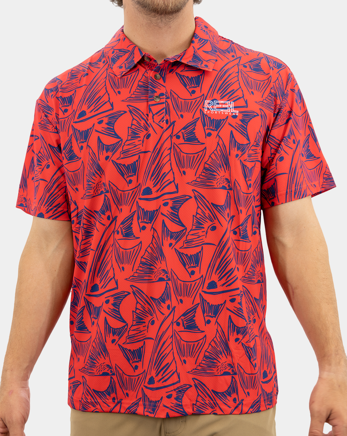 Pez rojo, blanco, polo azul