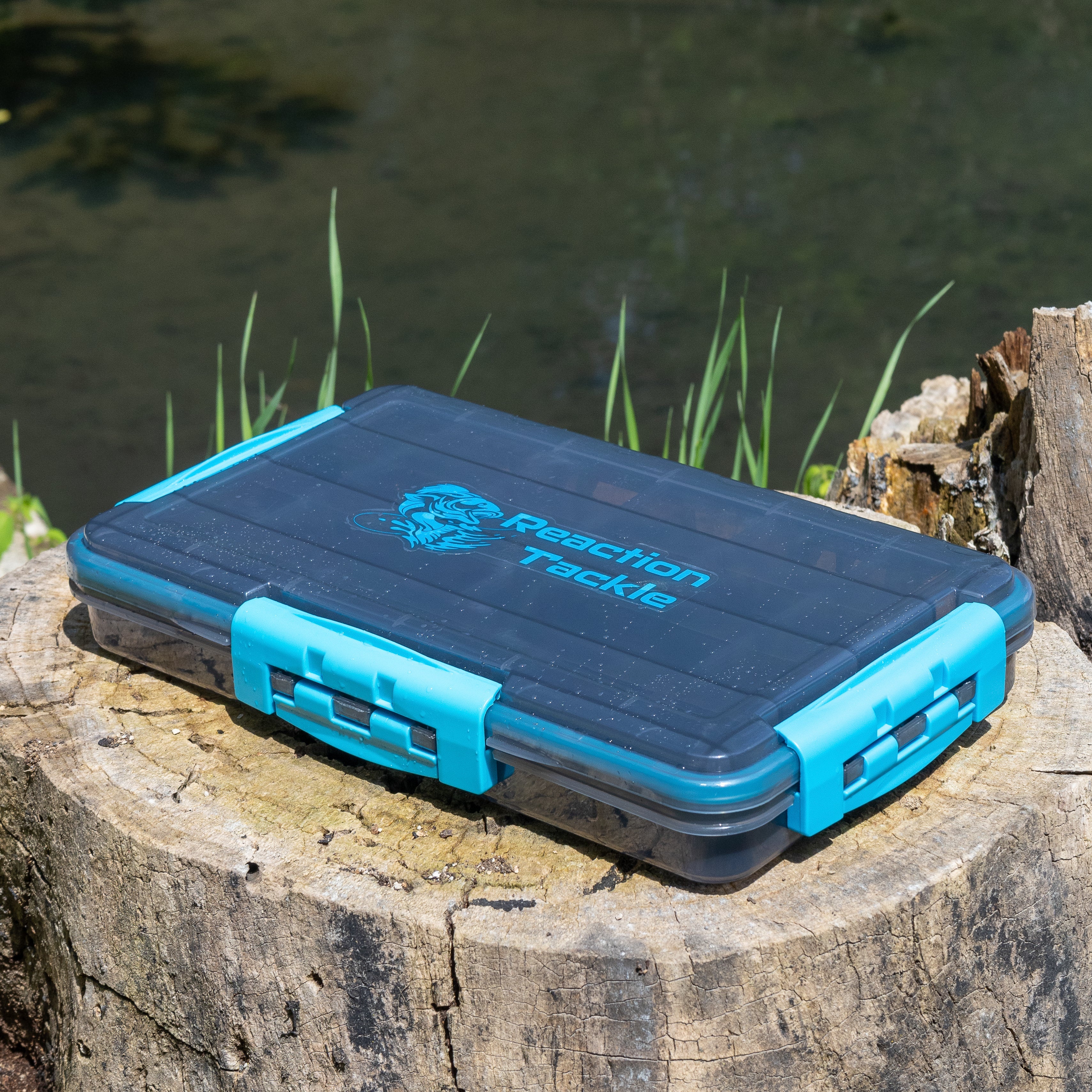 Bandeja para aparejos Reaction Tackle Premium: de alto rendimiento e impermeable con 3 clips resistentes