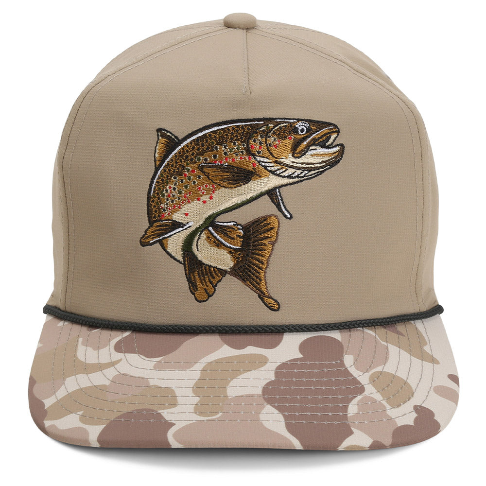Gorra de pesca con mosca de trucha marrón con diseño de cuerdas y cinco paneles.