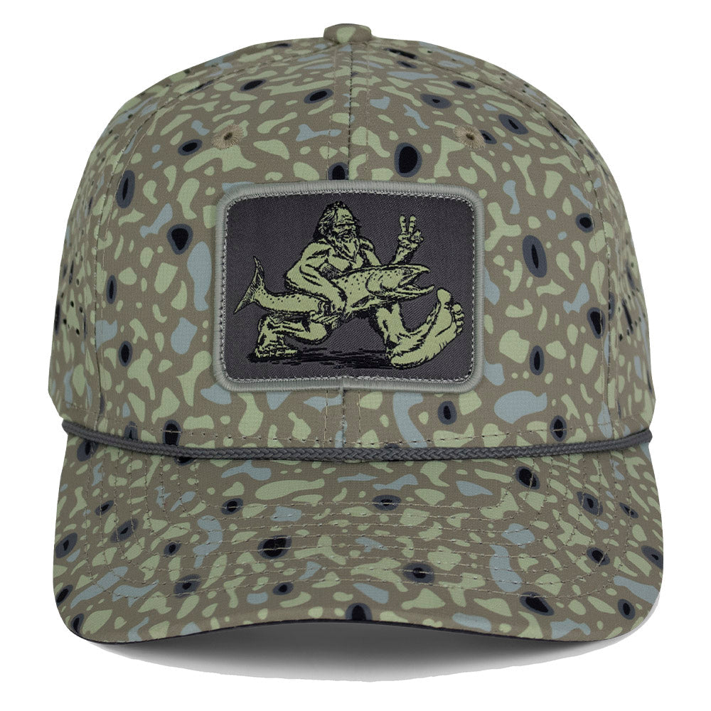 Gorra de pesca perforada de 6 paneles con cuerda Big Foot Squatch, color tostado.