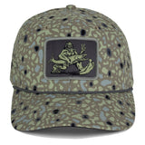 Gorra de pesca perforada de 6 paneles con cuerda Big Foot Squatch, color tostado.