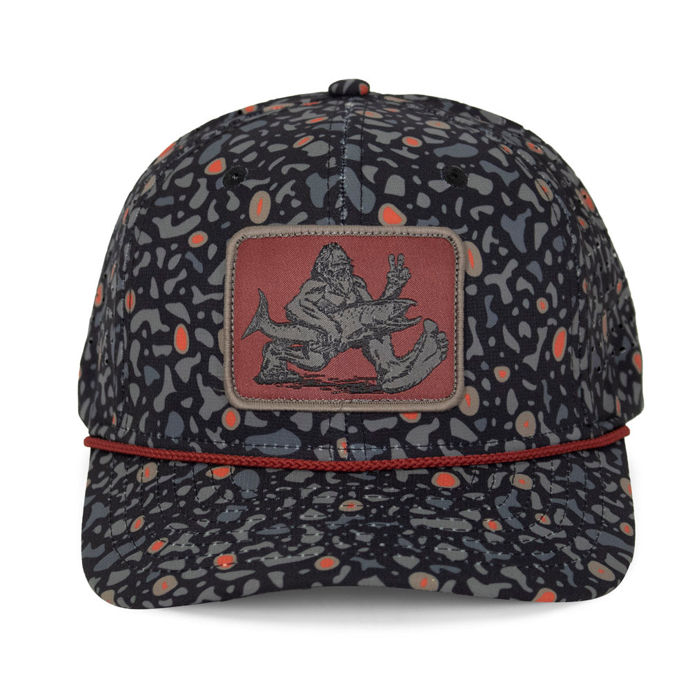 Gorra de pesca perforada de 6 paneles con cuerda Big Foot Squatch