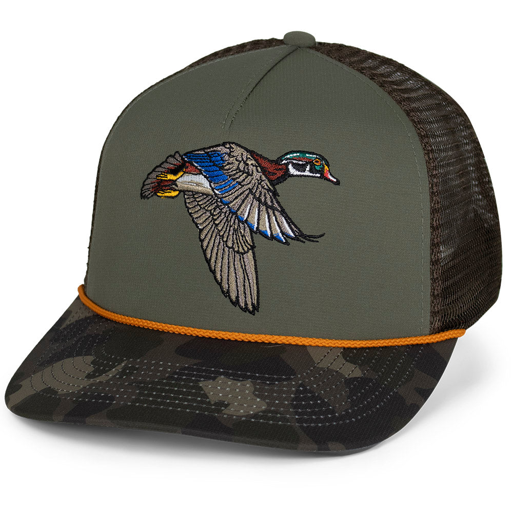 Gorra Trucker de 5 paneles con diseño de pato silvestre volando.