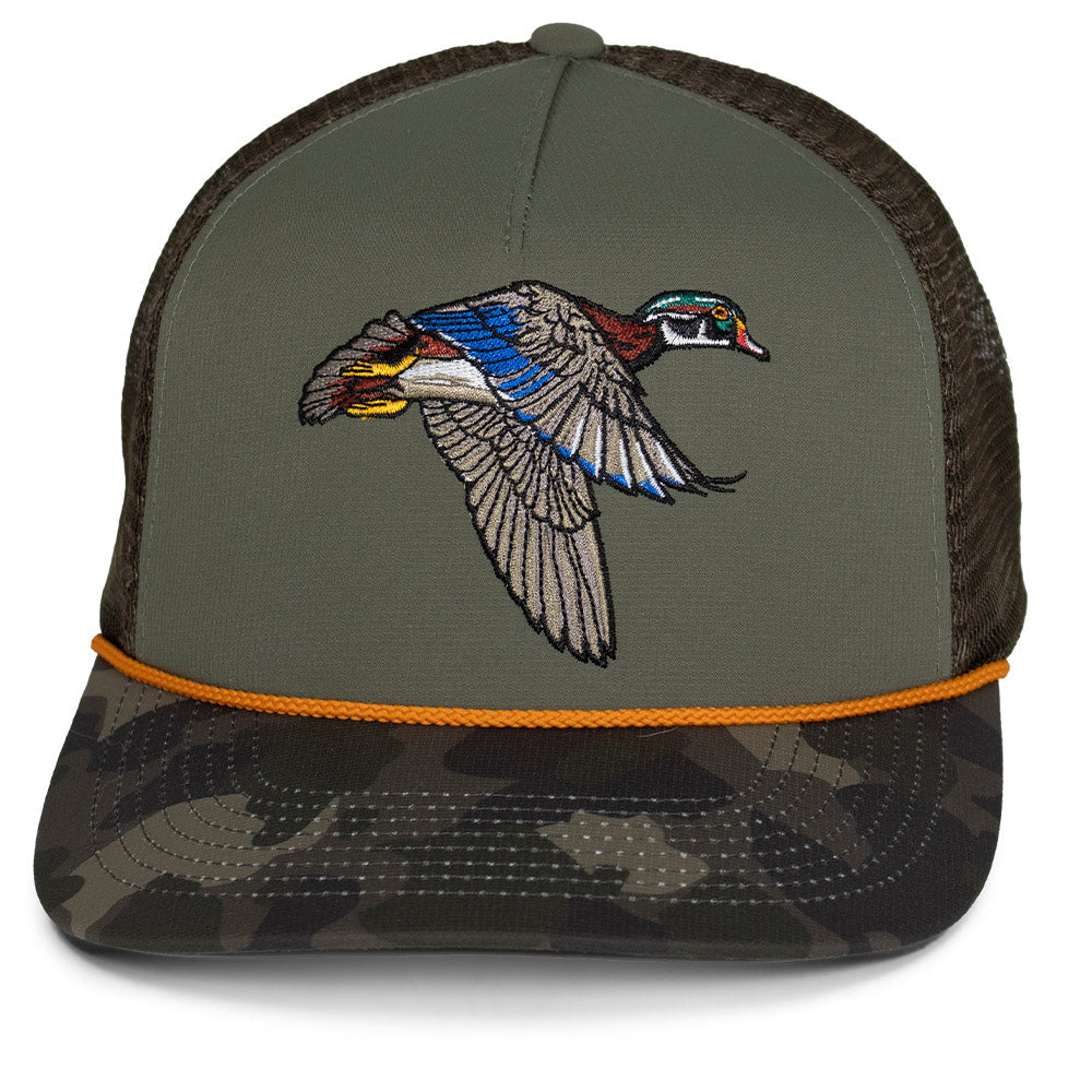 Gorra Trucker de 5 paneles con diseño de pato silvestre volando.