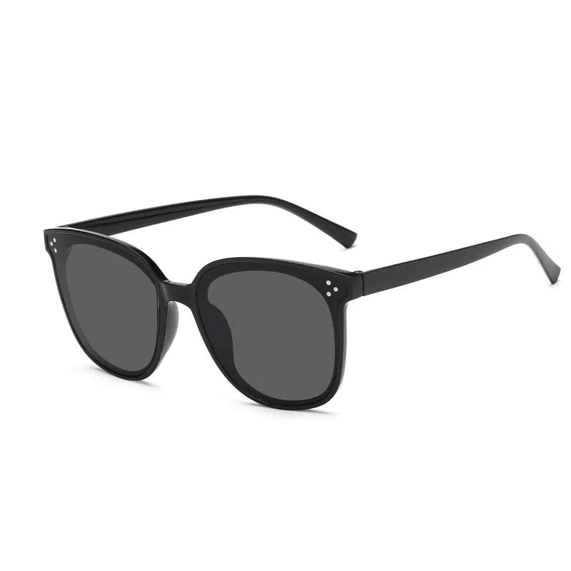 Retro-Chic Sunglasses Bobber Bargain