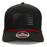 Gorra Ridgeline Thin Red Line estilo camionero con bandera americana y cordón.
