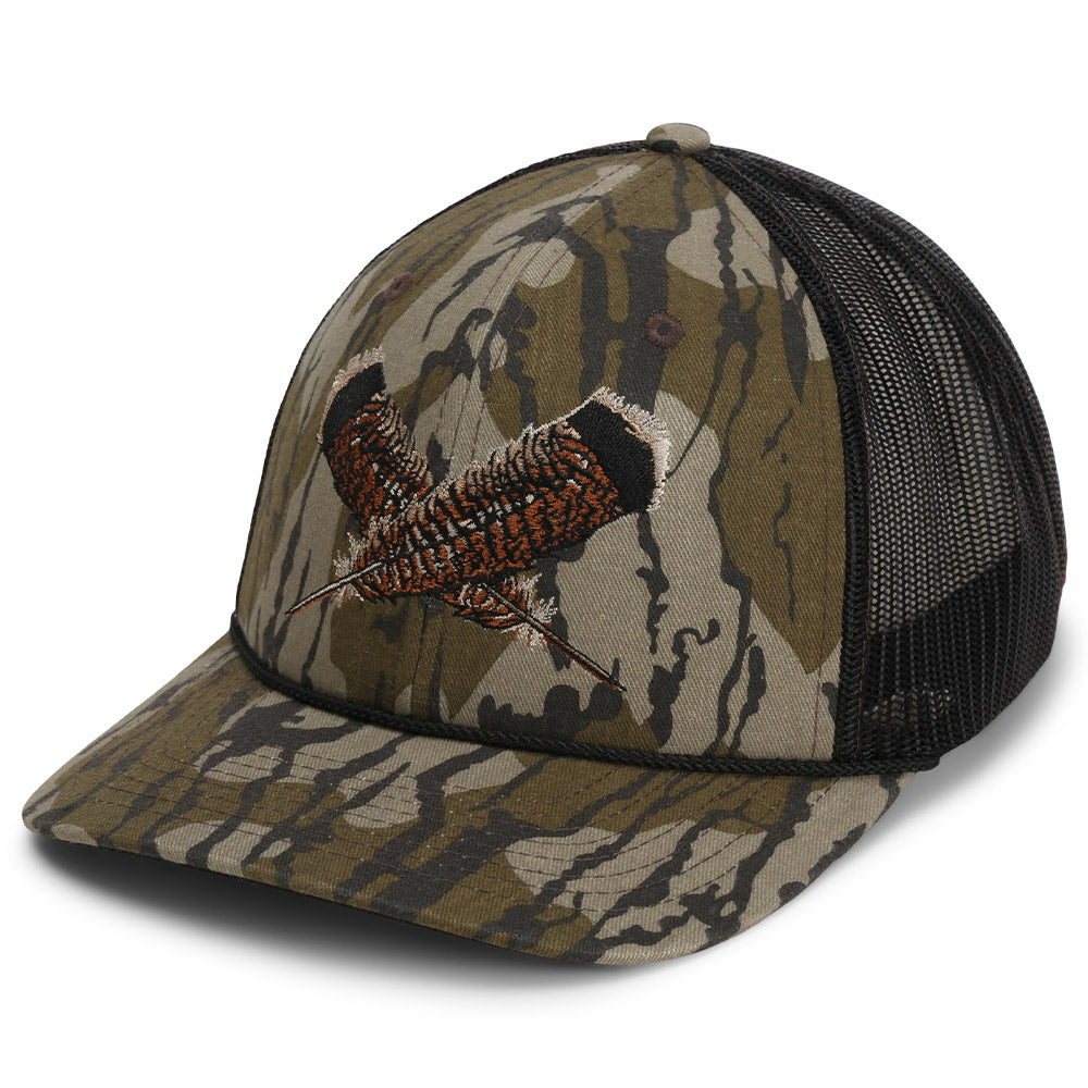Gorra de rejilla con diseño de plumas de pavo y camuflaje Mossy Oak Bottomland.